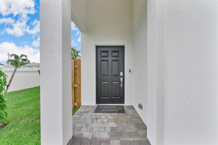 Property Photo:  4973 Oakmont Drive 1  FL 33312 