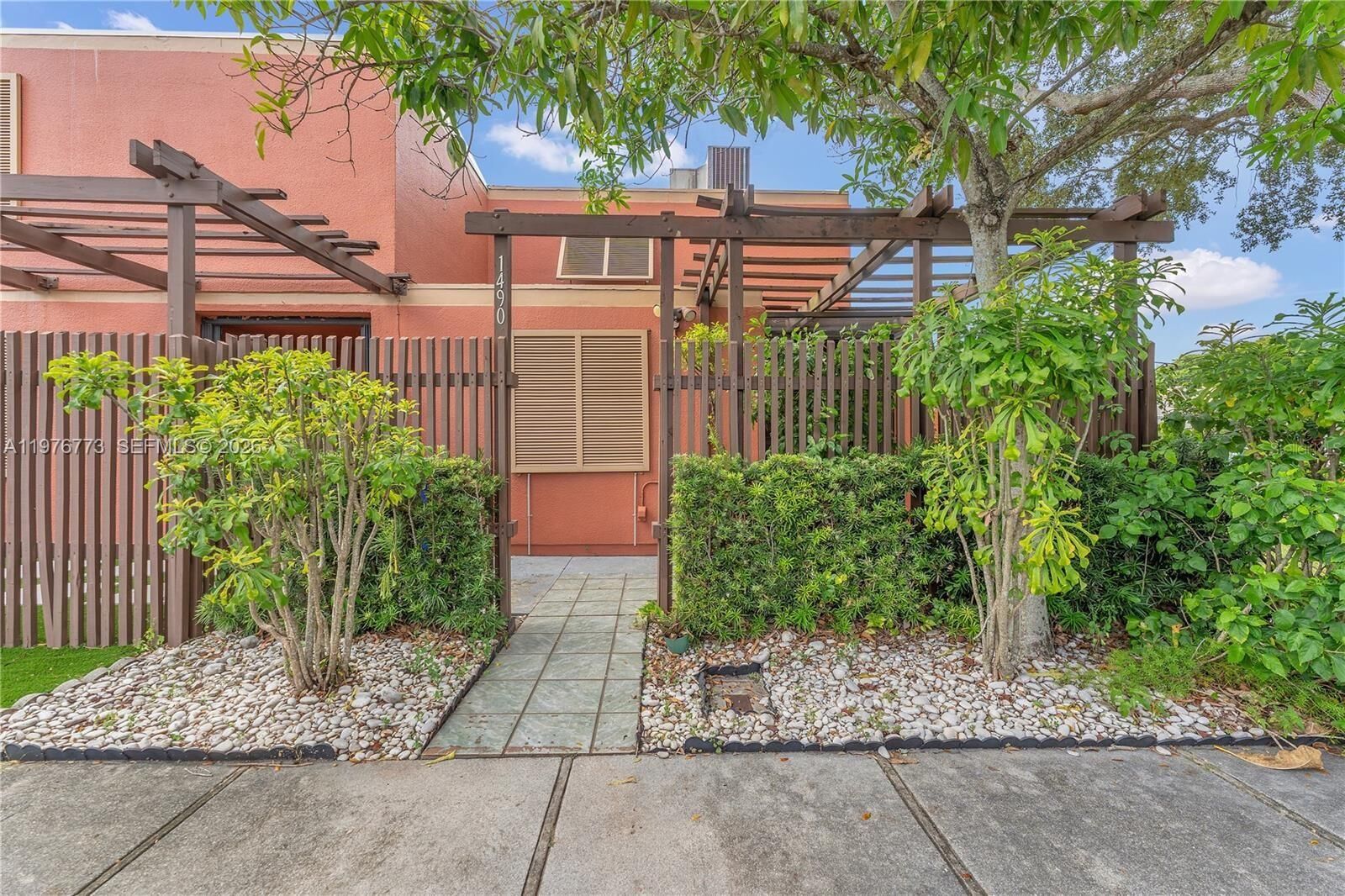 Property Photo:  1490 Laguna Ln  FL 33026 