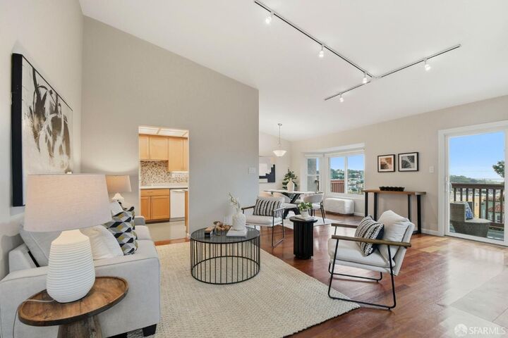 Property Photo:  35 Whitecliff Way  CA 94124 