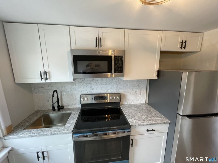 Property Photo:  254 Corbin Avenue 3  CT 06052 