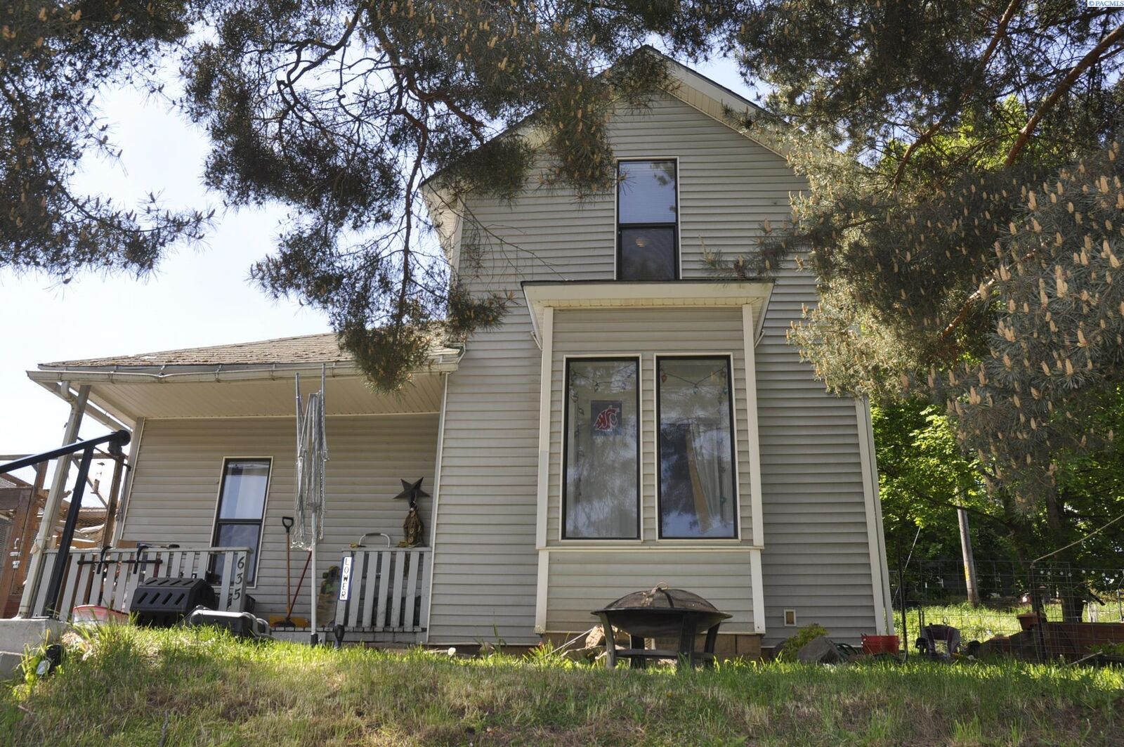 Property Photo:  635 SE Holbrook Pl  WA 99163 