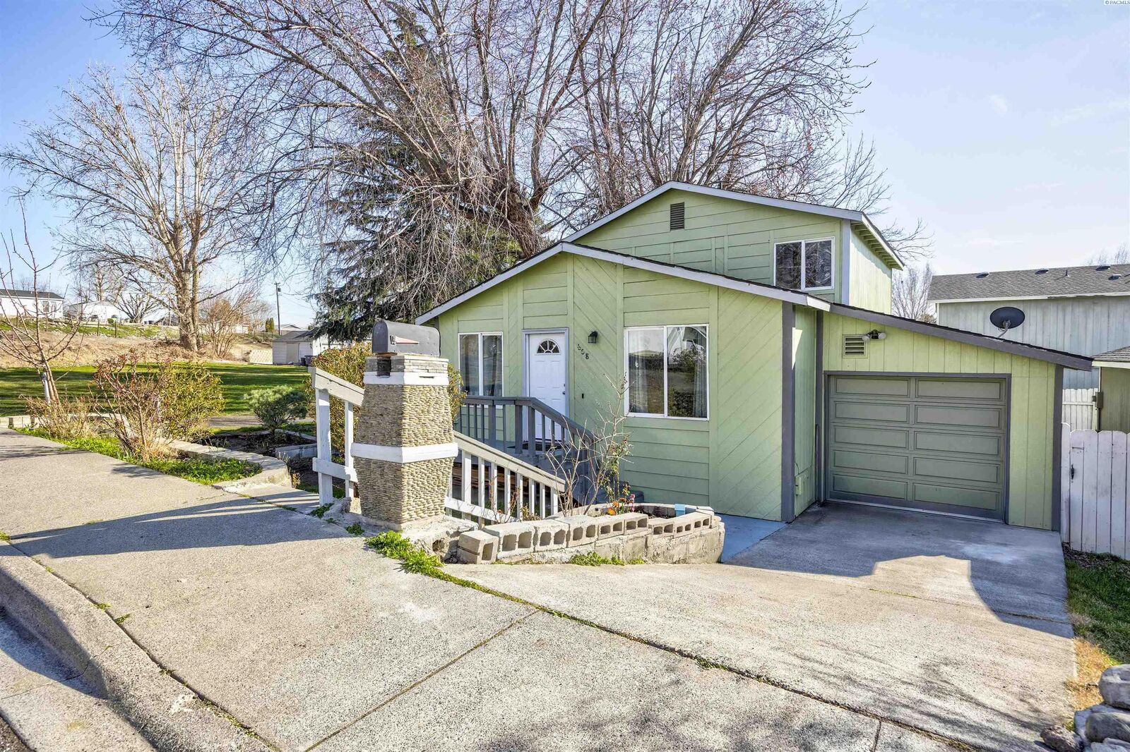 Property Photo:  608 E 8th Ave  WA 99336 