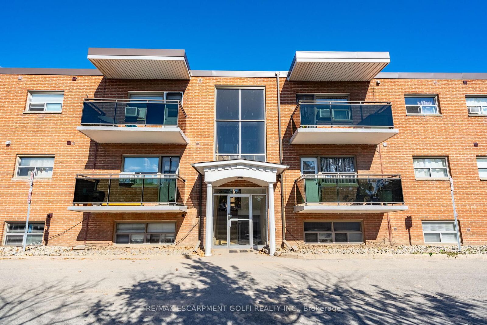Property Photo: 264 Oakdale Avenue 102 ON L2P 2K4