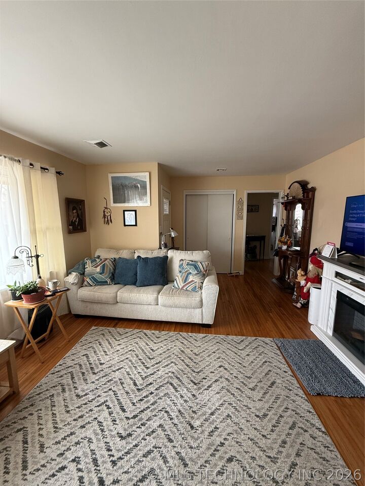 Property Photo:  1217 E 9th Street  OK 74023 