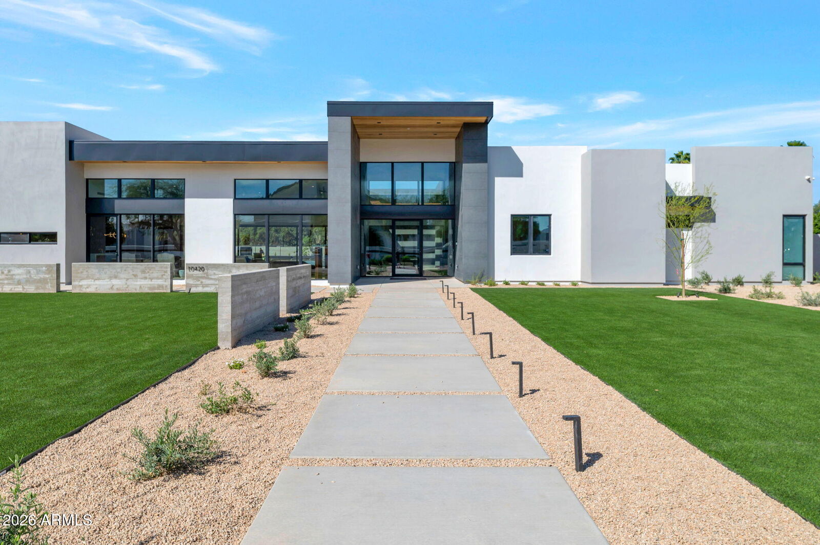 Property Photo: 10420 N 64th Place AZ 85253