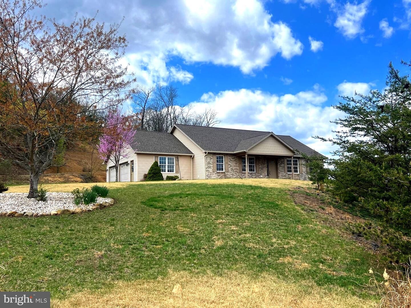 Property Photo: 956 S Lakewood Drive WV 26753