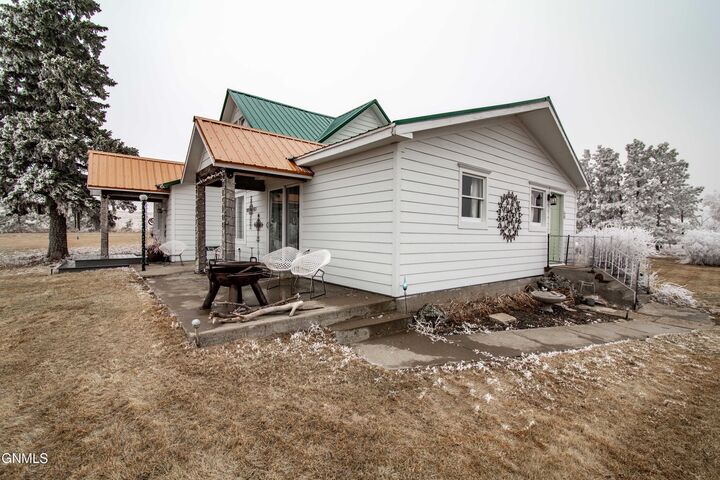 Property Photo:  105 7th Street NW  ND 58639 
