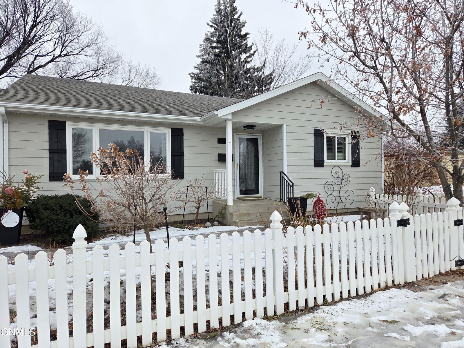 Property Photo:  121 Sioux Avenue  ND 58501 