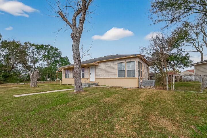 Property Photo:  1221 Parkway Street  TX 77520 