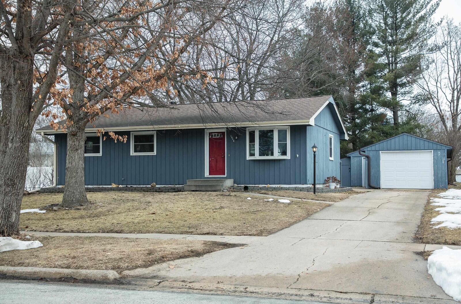 Property Photo:  1012 Cedar River Drive  IA 50677 