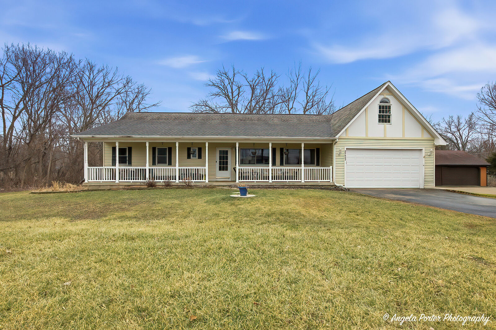 Property Photo:  25423 W Highwoods Drive  IL 60002 