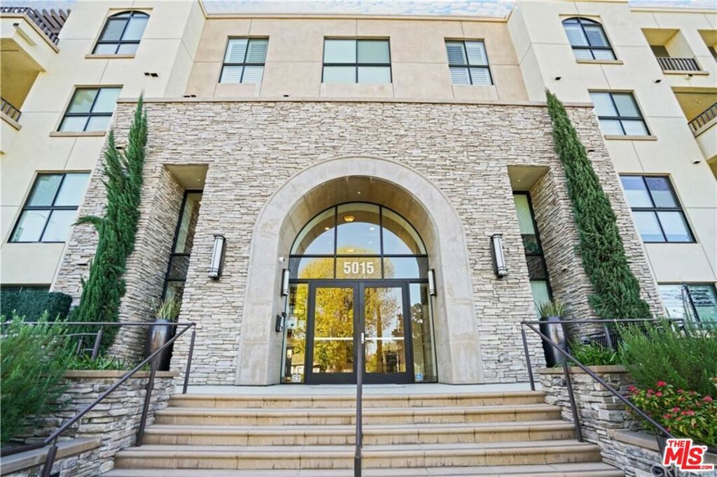 Property Photo:  5015 Balboa Boulevard 103  CA 91316 