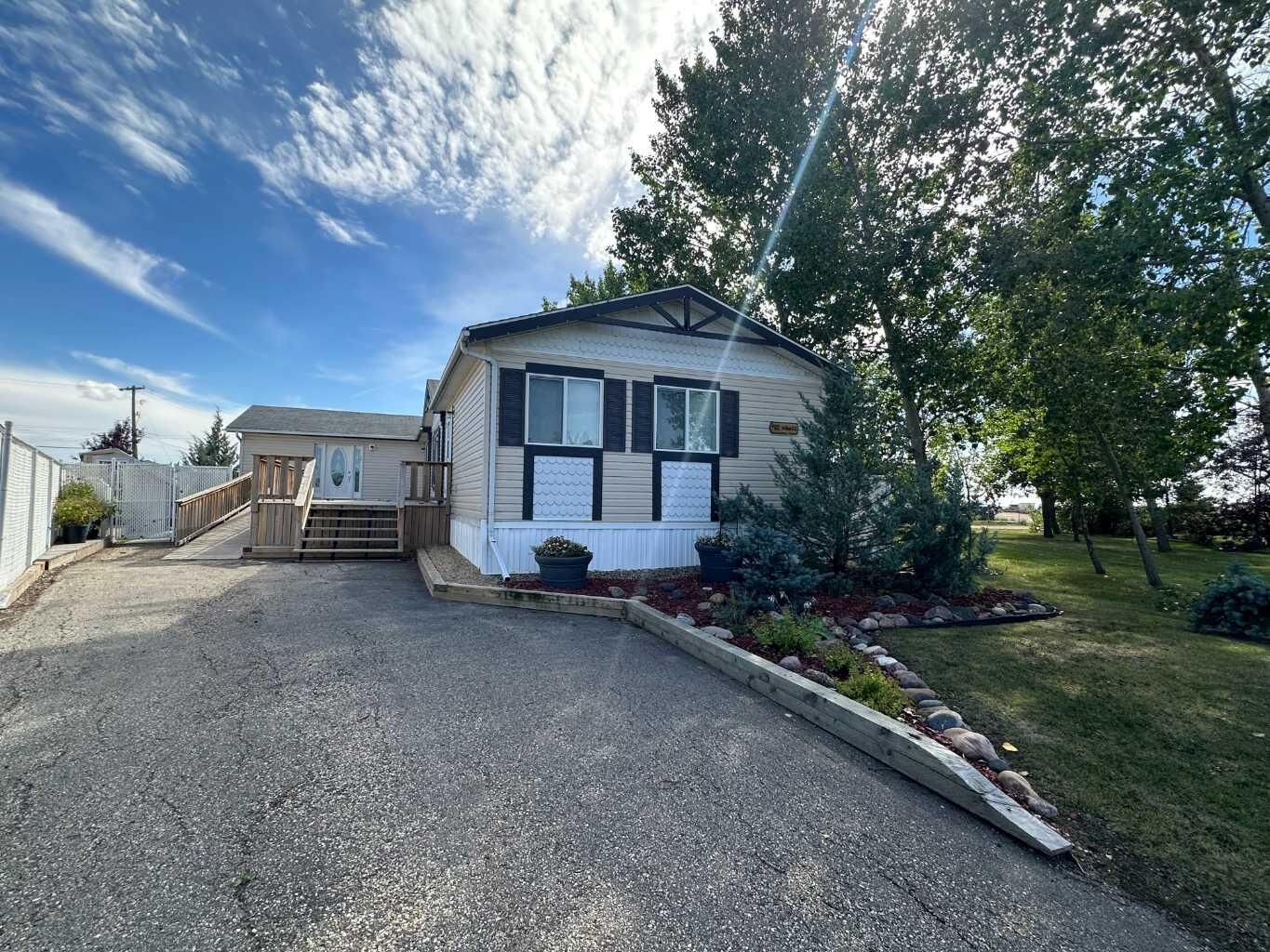 Property Photo: 452 1st Street SW AB T0H 1M0