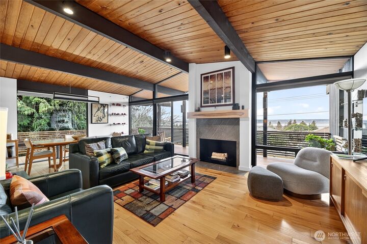 Property Photo:  18600  4th Avenue SW  WA 98166 