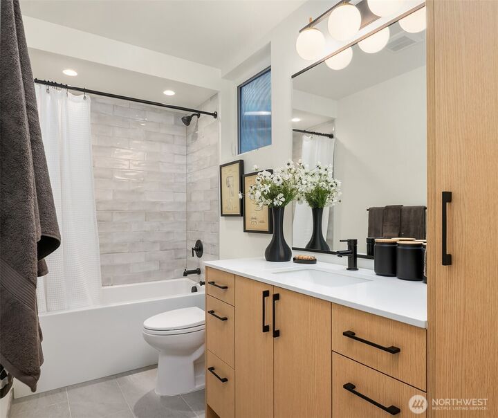 Property Photo:  1457  22nd Avenue A  WA 98122 