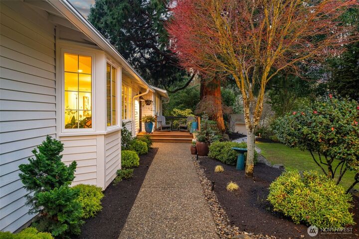 Property Photo:  423 SW 189th Place  WA 98166 