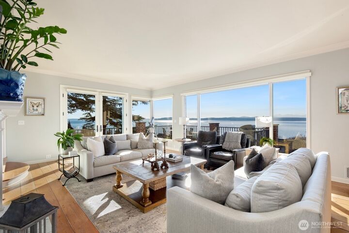 Property Photo:  2803  Magnolia Boulevard W  WA 98199 