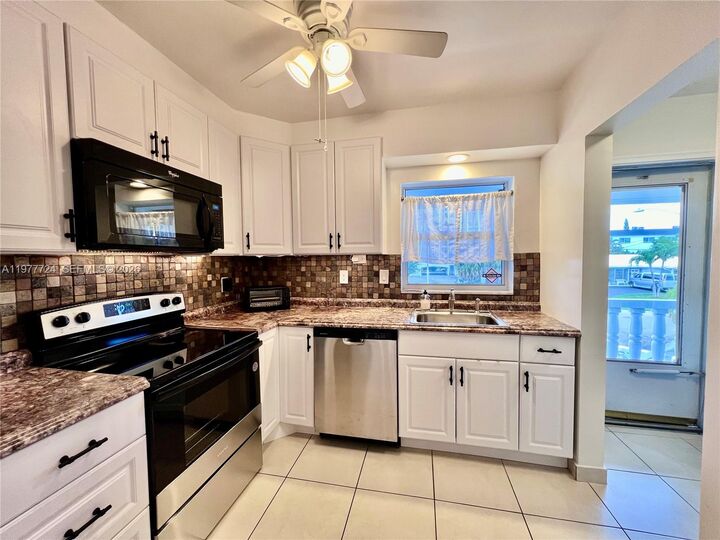 Property Photo: 1400 NE 55th St 201 FL 33334