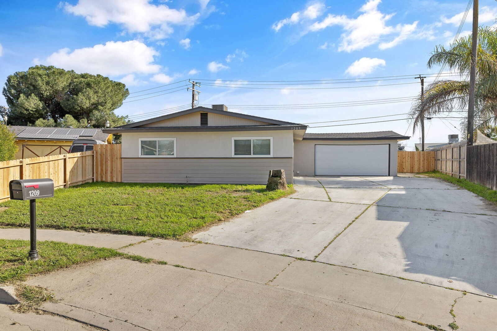 Property Photo:  1209 Neville Street  CA 93230 