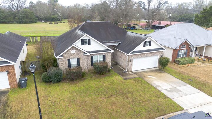 Property Photo: 207 Broderick Circle GA 31088