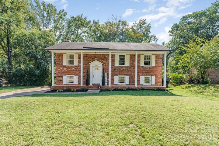 Property Photo:  6000 Ferndale Place  NC 28215 