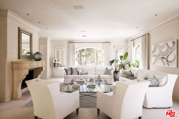 Property Photo: 1160 Chantilly Rd CA 90077