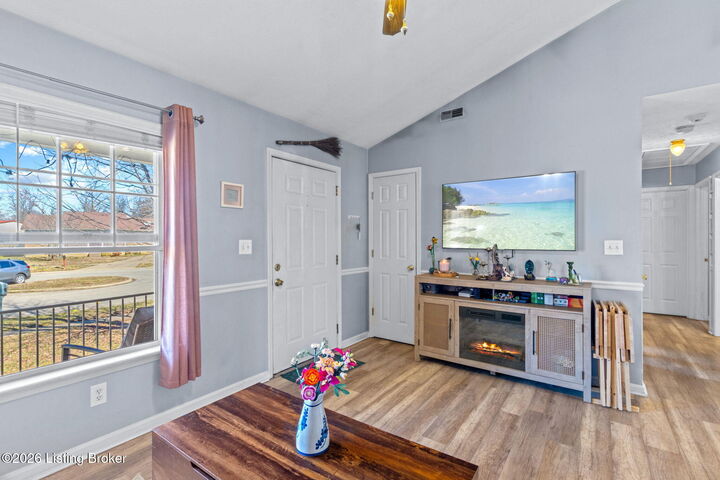 Property Photo:  4012 Cedarway Ct  KY 40229 