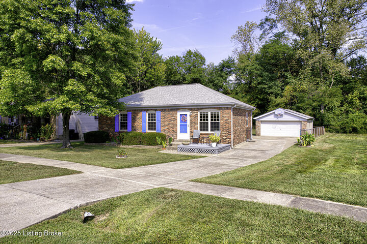 Property Photo:  10103 Blue Creek Dr  KY 40229 
