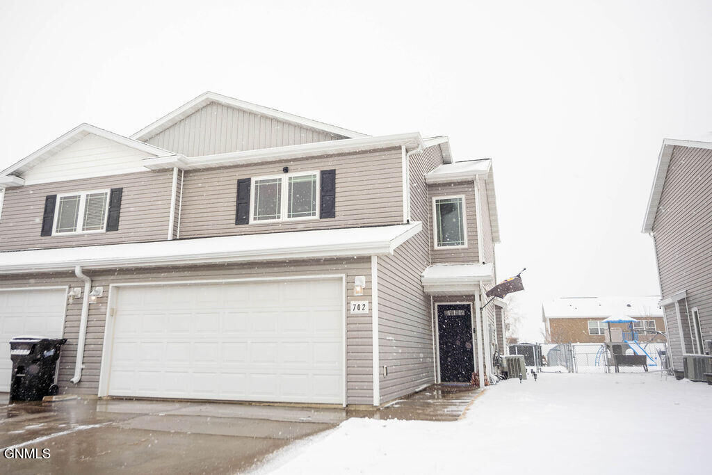 Property Photo:  702 Bremner Avenue  ND 58503 
