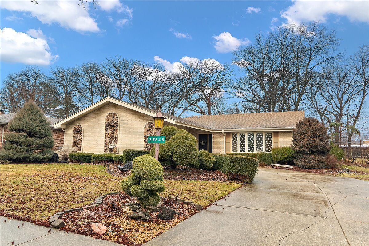 Property Photo: 16W648 89th Place IL 60527