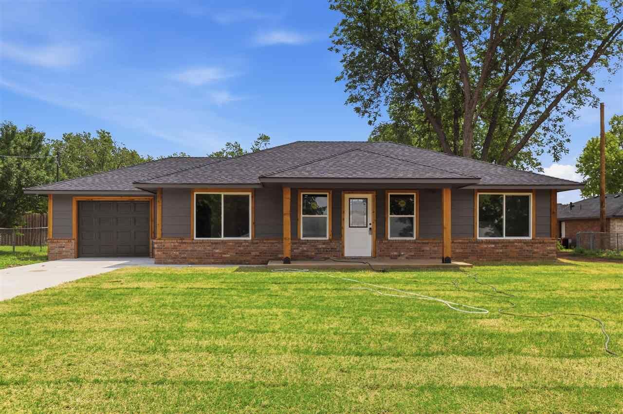 Property Photo:  1905 N Cedar  OK 74604 