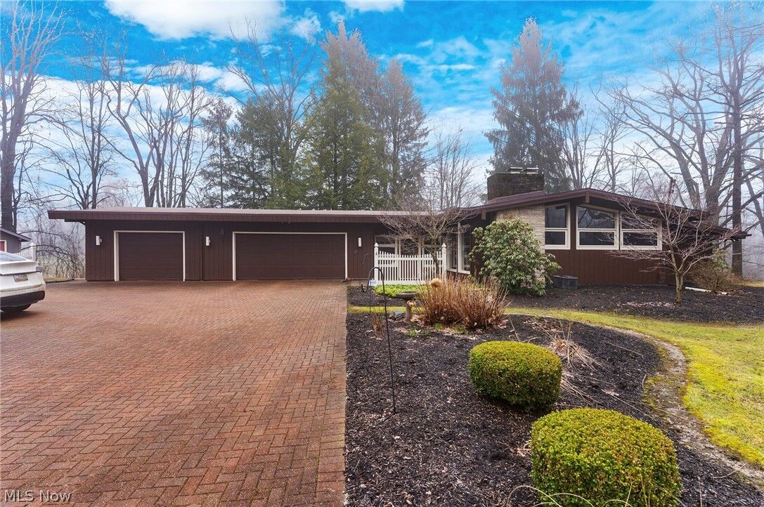 Property Photo: 2479 Tibbetts Wick Road OH 44420