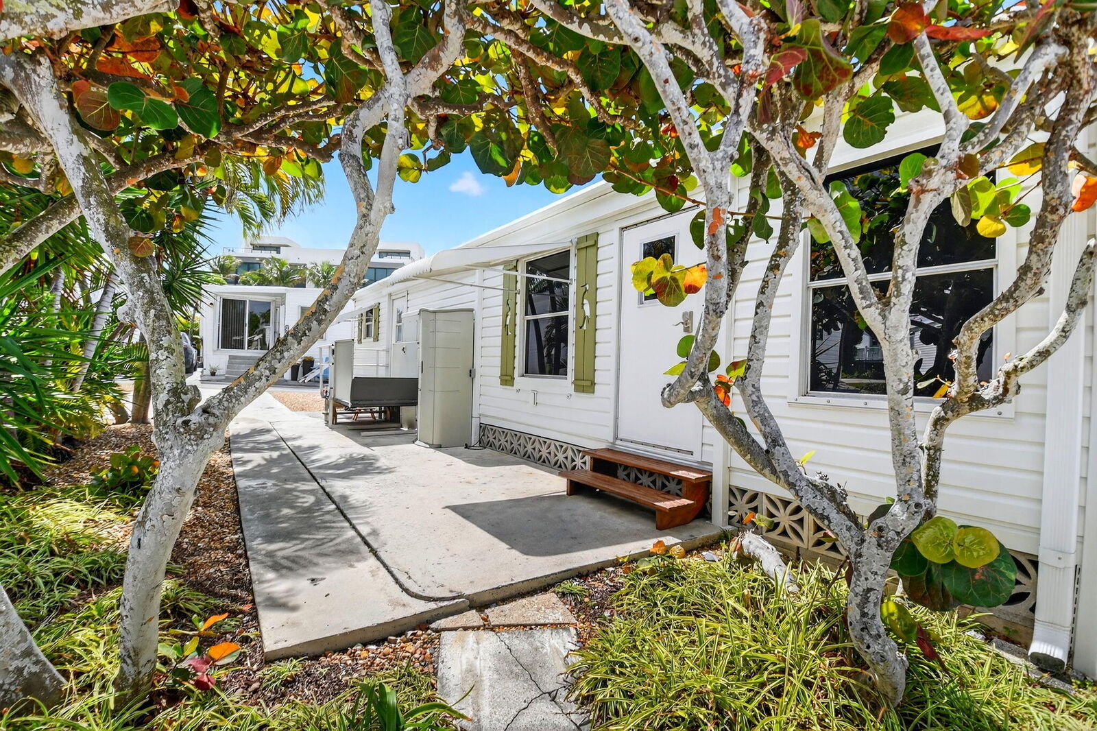 Property Photo: 5 Cedar Drive Cd-5 FL 33435