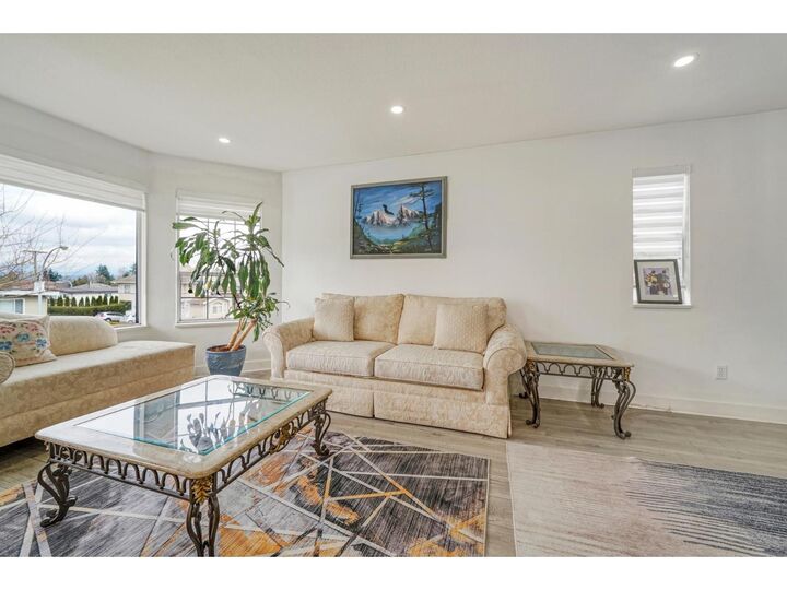 Photo de la propriété:  11866 98 Avenue  BC V3V 2J4 