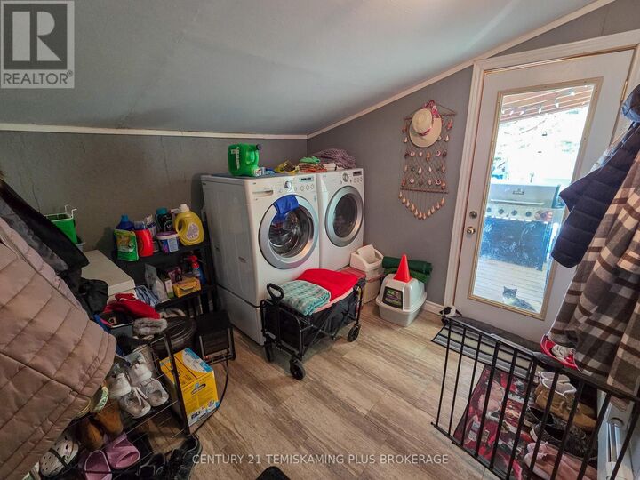 Photo de la propriété:  75 Seventh Avenue  ON P0J 1H0 