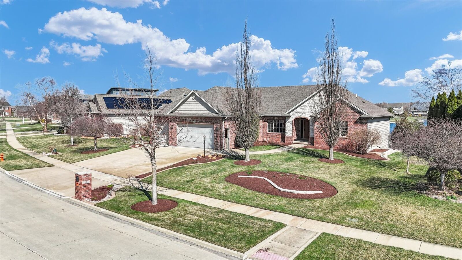 Property Photo: 1614 English Oak Drive IL 61822