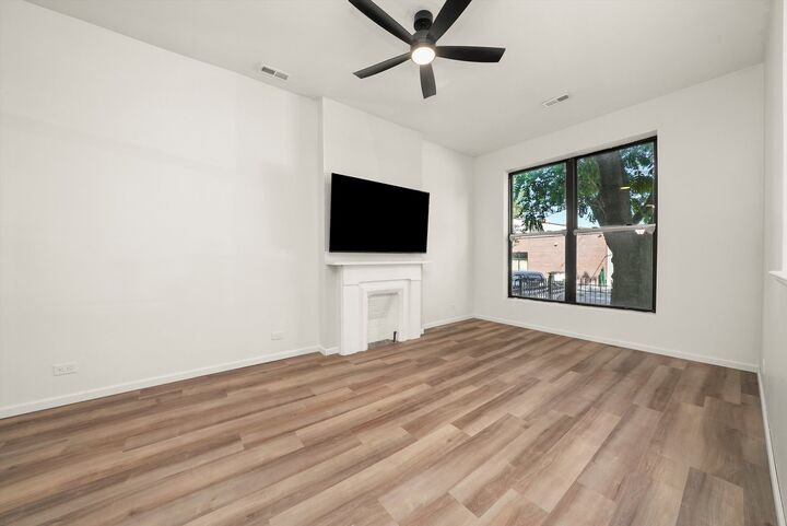 Property Photo:  2345 W Grenshaw Street  IL 60612 