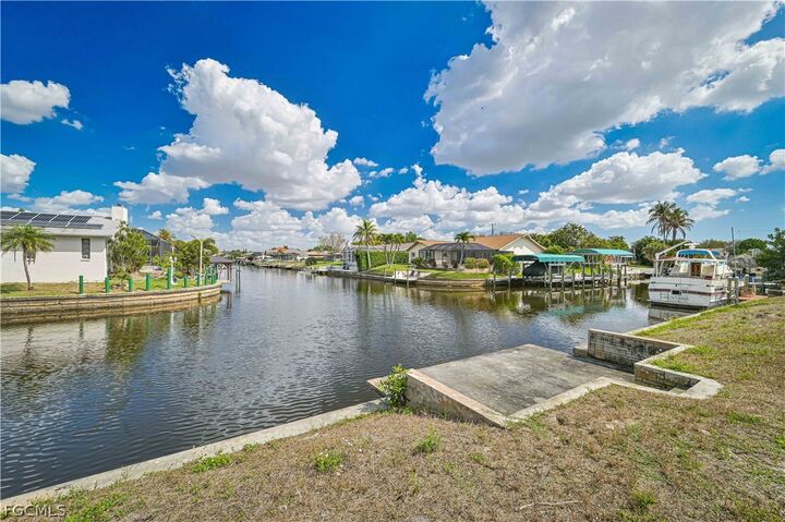 Property Photo:  1025 SE 20th Avenue  FL 33990 