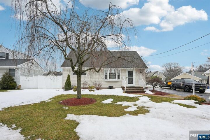 Property Photo:  2 White Oak Lane  NJ 07470 