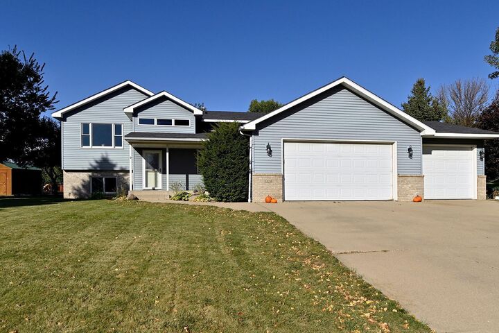 Property Photo:  1009 Fairway Boulevard  MN 55349 