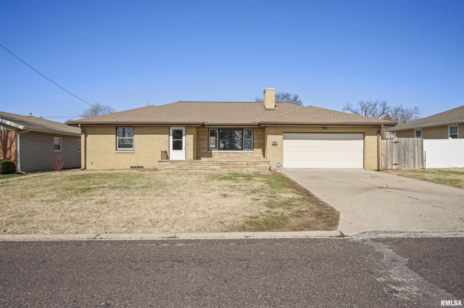 Property Photo: 1021 W Westwood Drive IL 61604