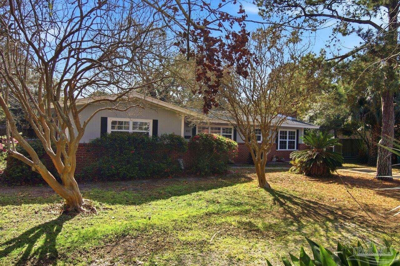 Property Photo:  402 Navarre St  FL 32561 