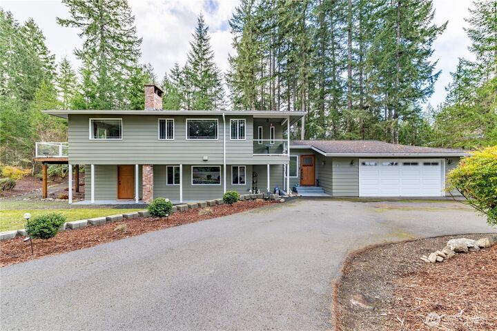 Property Photo: 530 E Country Club Drive E WA 98592