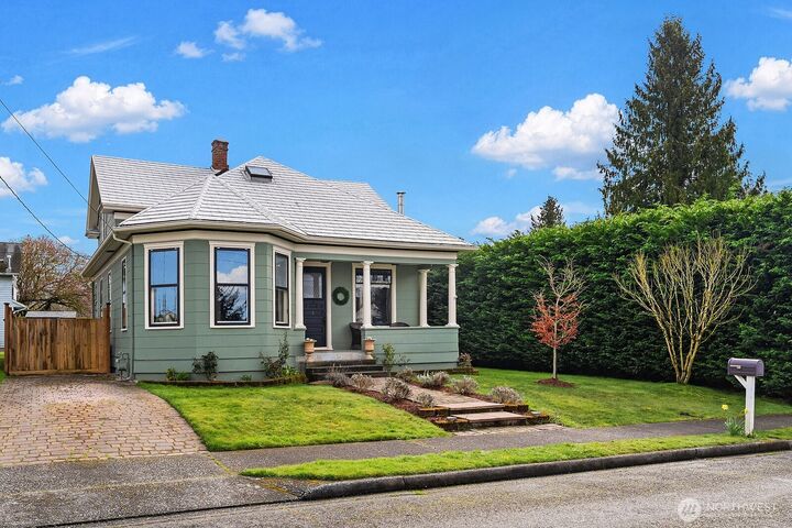 Property Photo:  421  Avenue H  WA 98290 