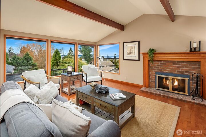 Property Photo:  902  7th Avenue S  WA 98020 