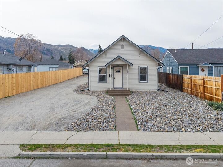 Property Photo:  910  Walker Avenue  WA 98801 