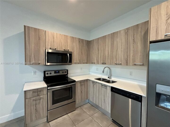 Property Photo: 440 NE 35th Ct 2 FL 33334