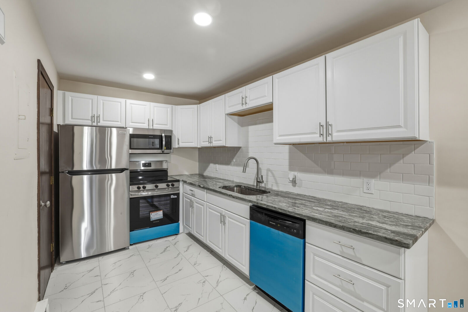 Property Photo:  275 Broad Street Apt 9  CT 06450 