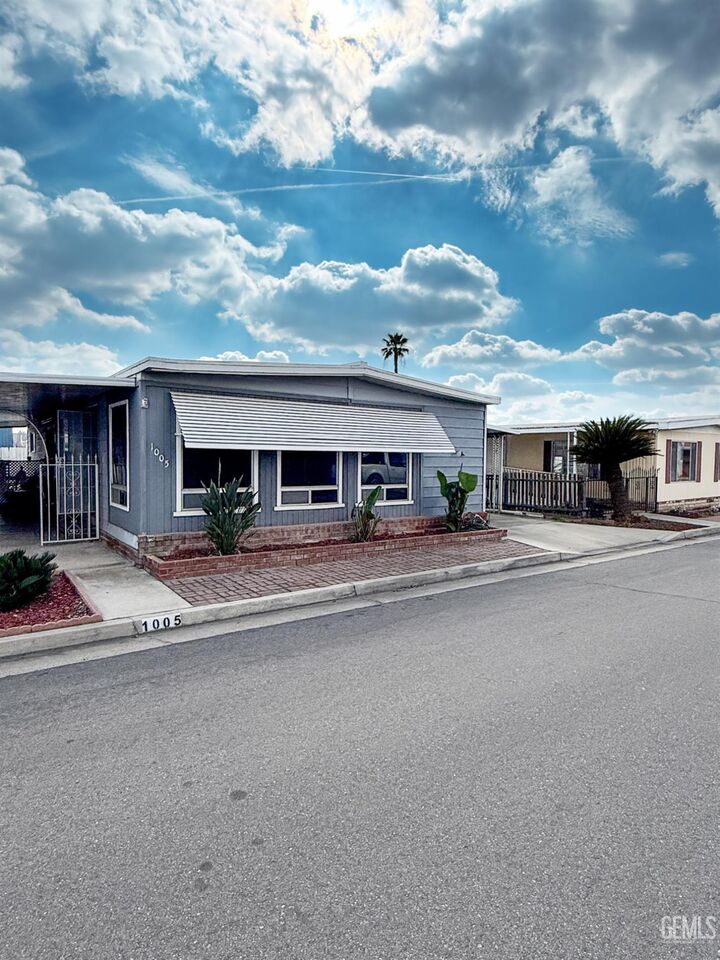 Property Photo:  1005 Crown Avenue  CA 93301 