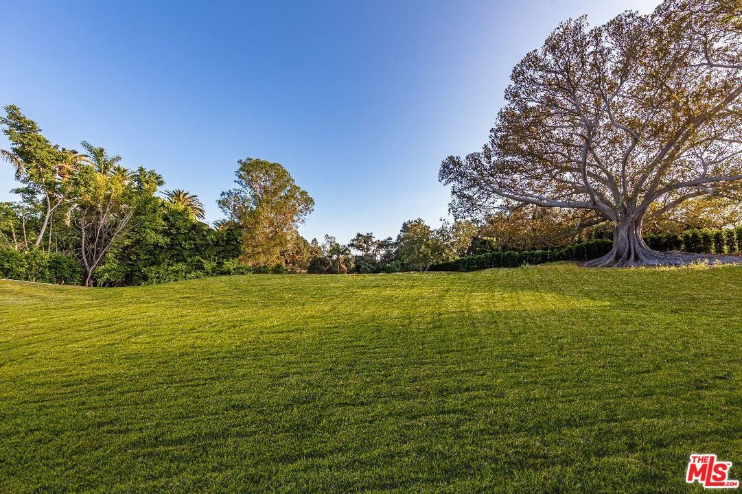 Property Photo:  150 S Carolwood Dr  CA 90077 